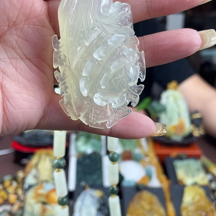 蛇纹石玉未镶嵌颈饰