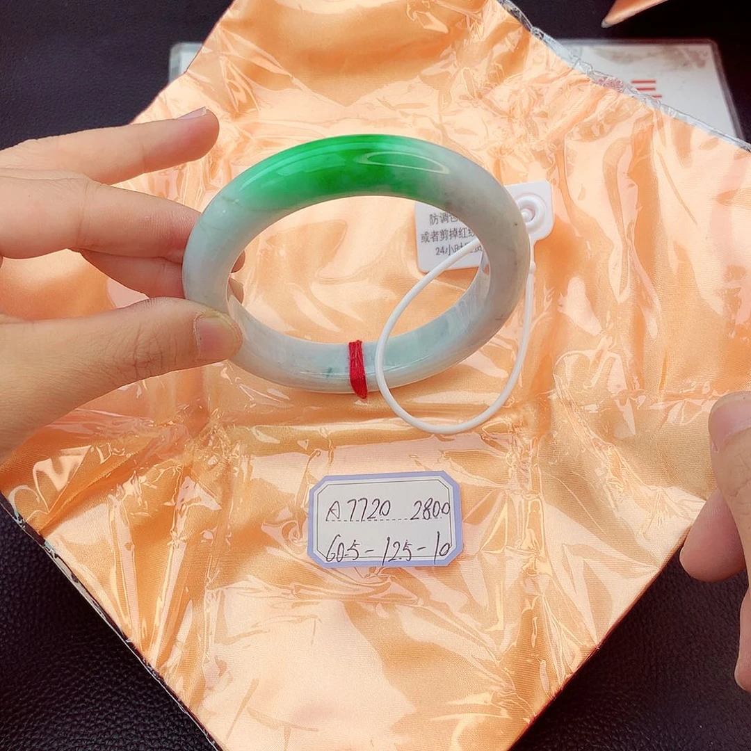 翡翠手镯未镶嵌翡翠