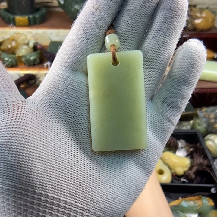 吊坠(赠链)未镶嵌透闪石质玉逆***笑