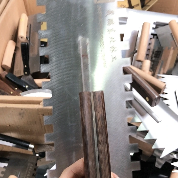 李军发写名字的抹子