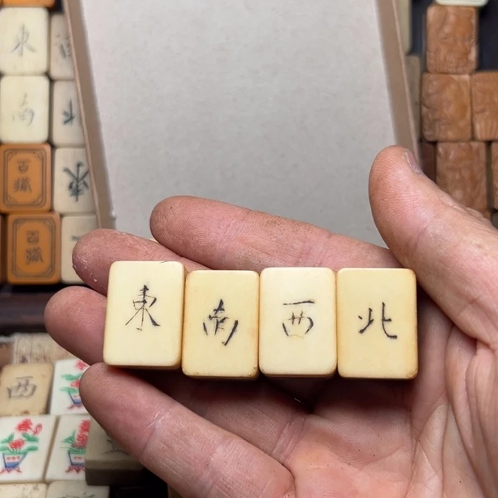 历***国实心竹雕刻手把件