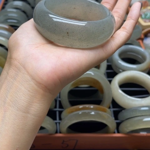 向***.石英岩玉手镯未镶嵌