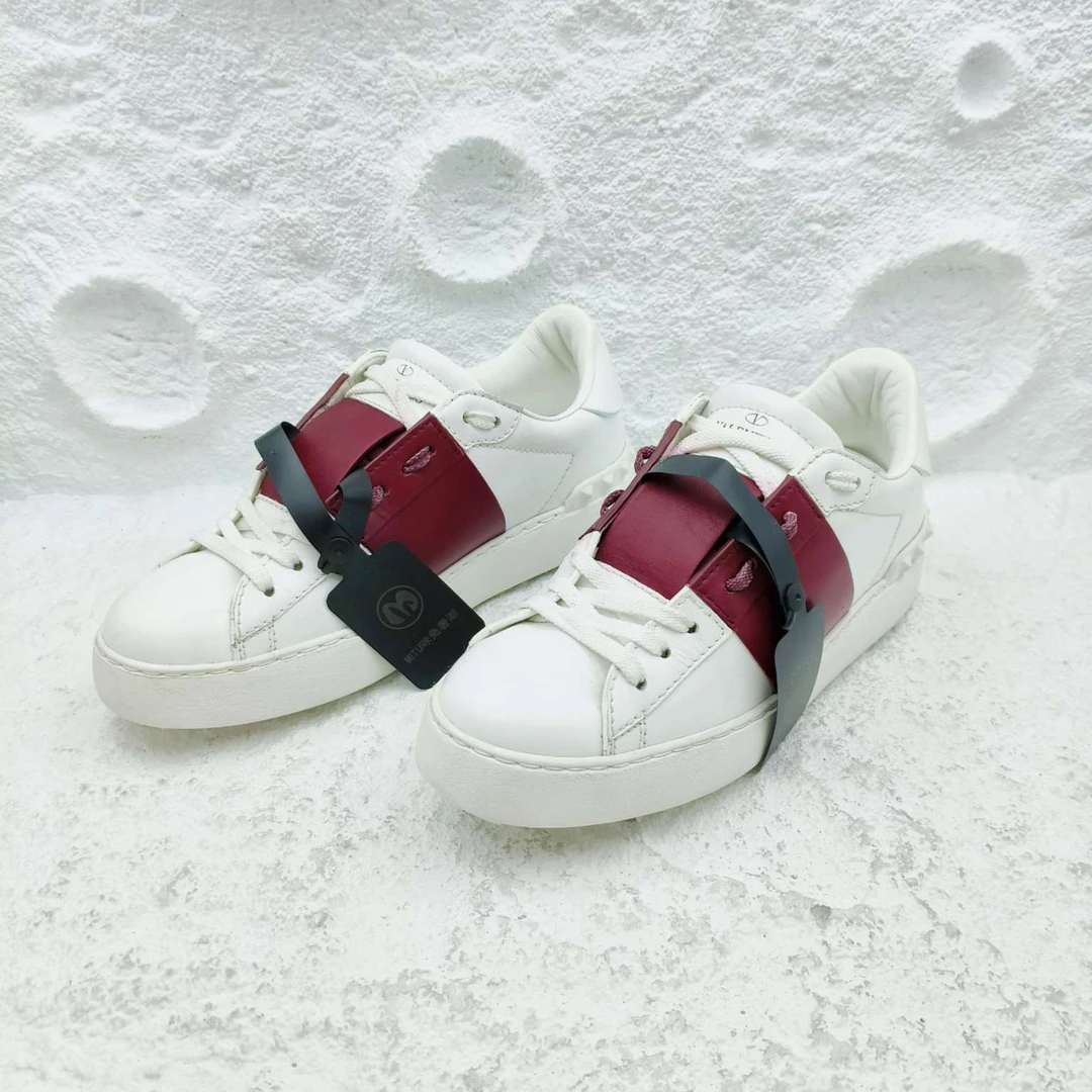 99新 Valentino/华伦天奴 白色板鞋/36码