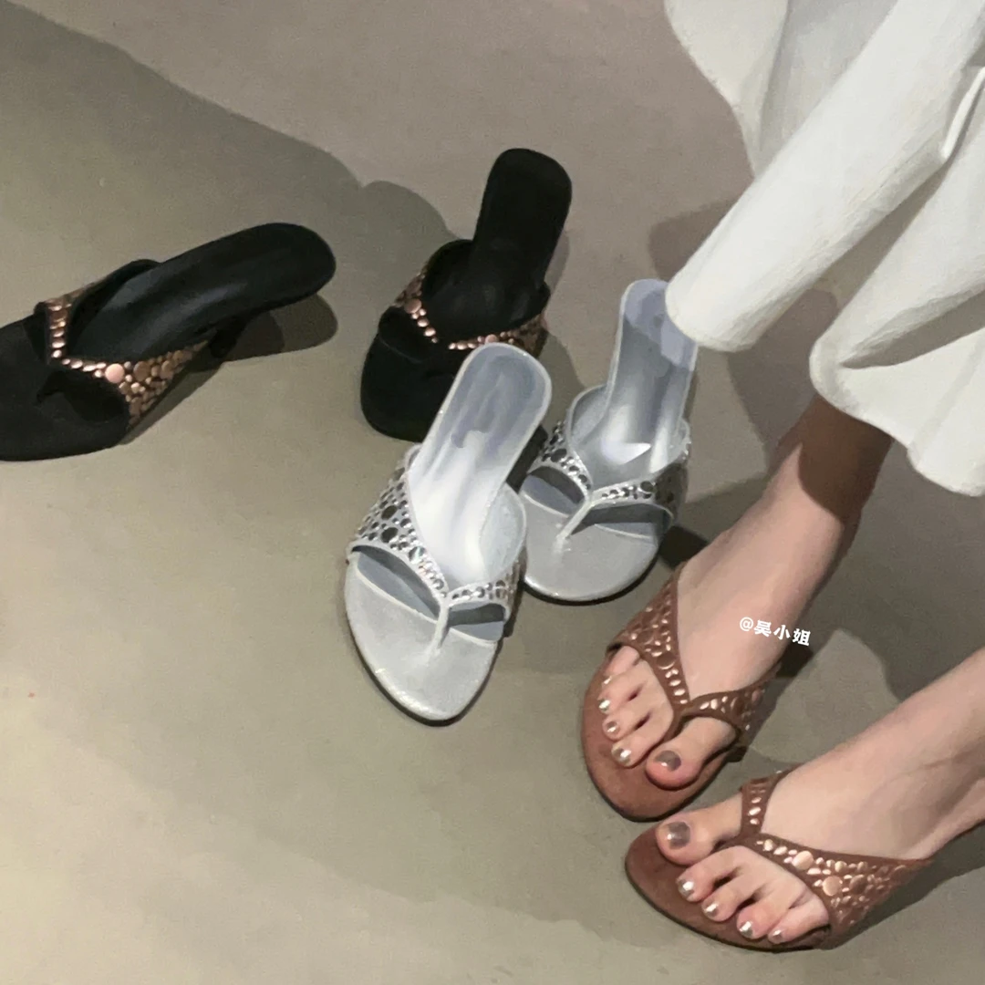 2025夏季新款小众设计感铆钉复古细跟高跟鞋欧美风网红夹趾凉拖鞋