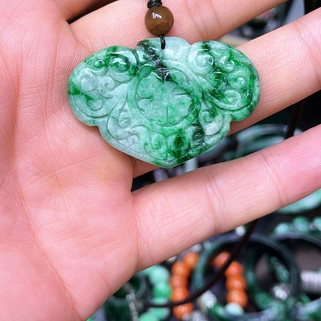 翡翠未镶嵌颈饰漂亮美眉