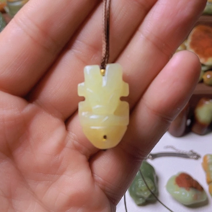 颈饰未镶嵌岫岩河磨玉（透闪石质玉）