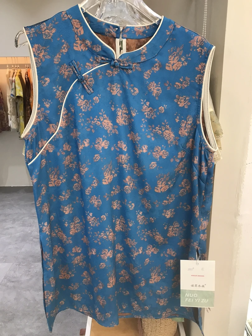 新中式无袖低开衩人丝提花盘扣国风马甲花色蓝色时尚知性风衣服