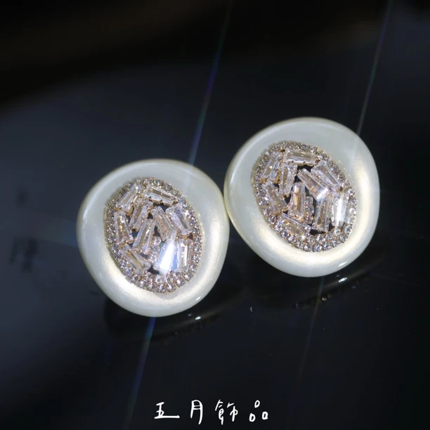 铜合金耳饰 新款气质金色耳环简约原创设计女几何图案白色耳钉