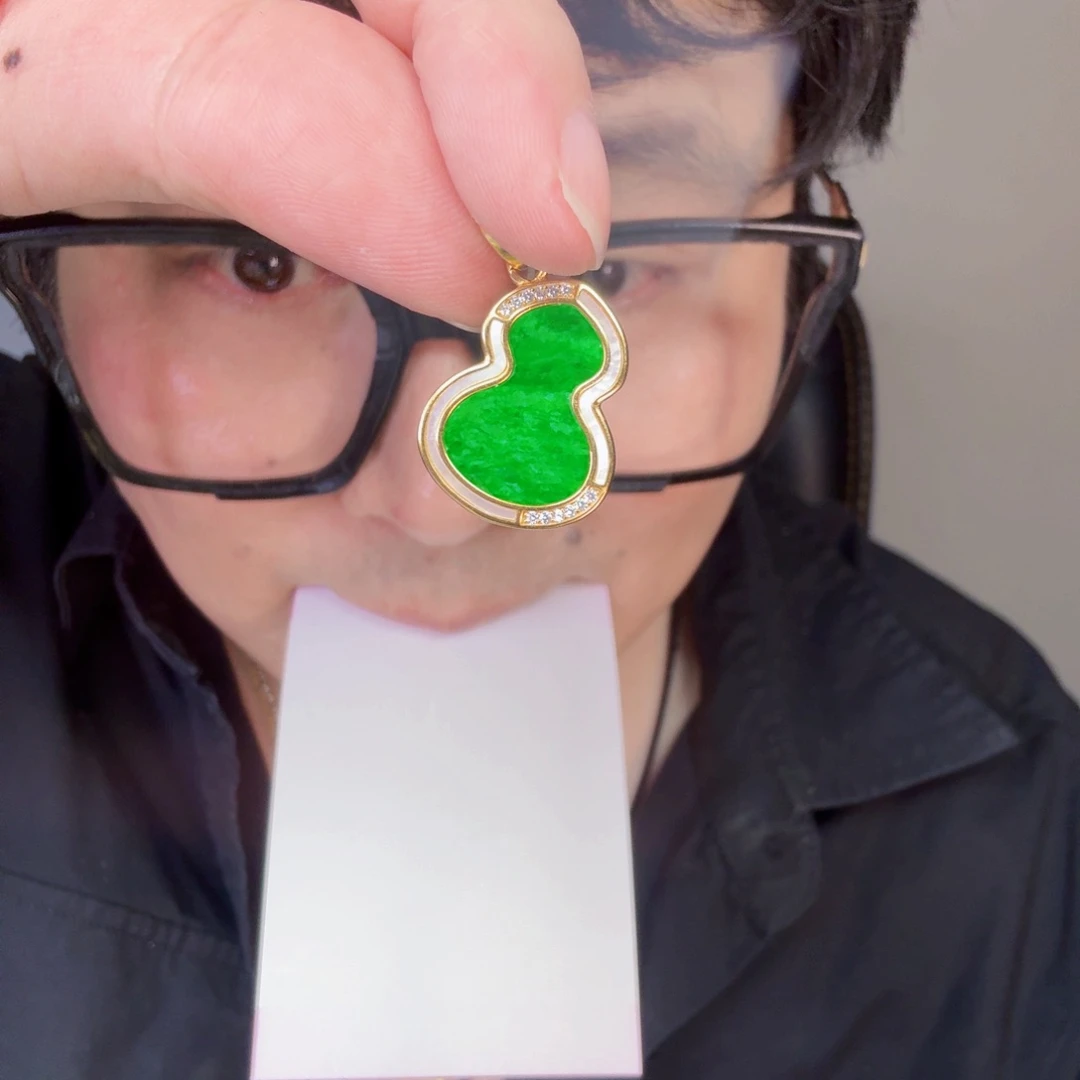 翡翠未镶嵌颈饰一件