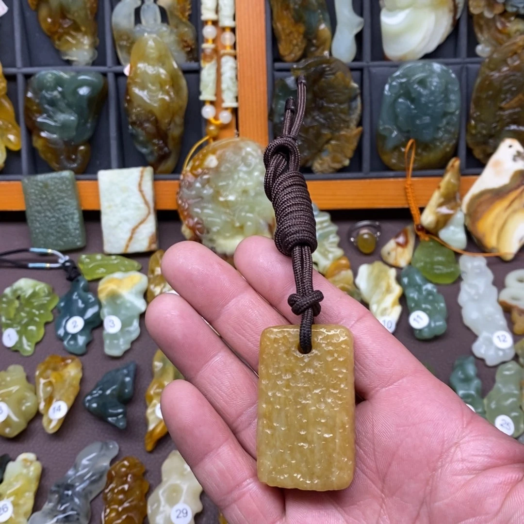 蛇纹石玉未镶嵌颈饰