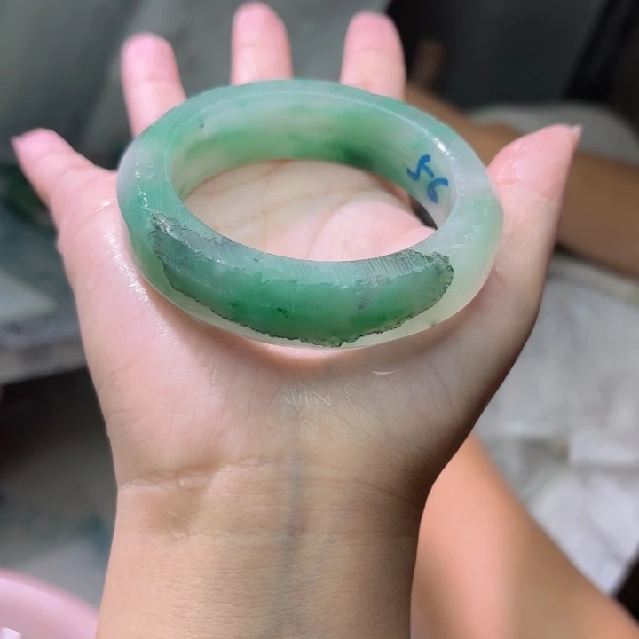 哆***咪石英质玉（非洲翠）未镶嵌手镯定制