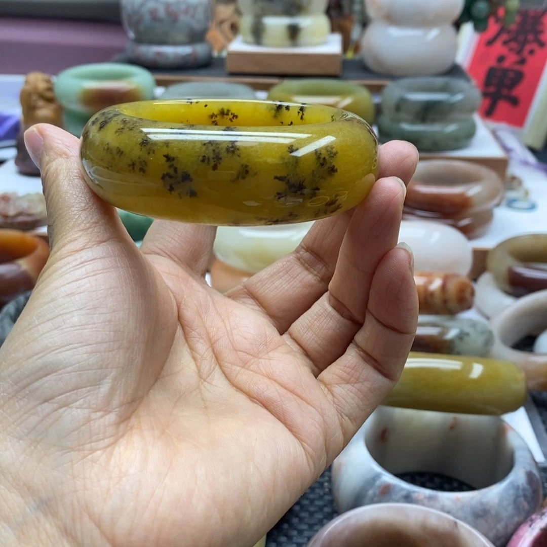 石英岩玉手镯未镶嵌木**?