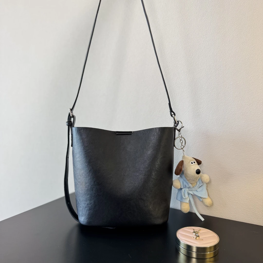 2025通勤水桶包新复古软皮时尚款简约百搭单肩包小众设计斜跨包包