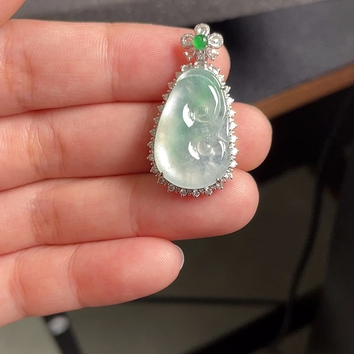 翡翠18K金镶嵌颈饰