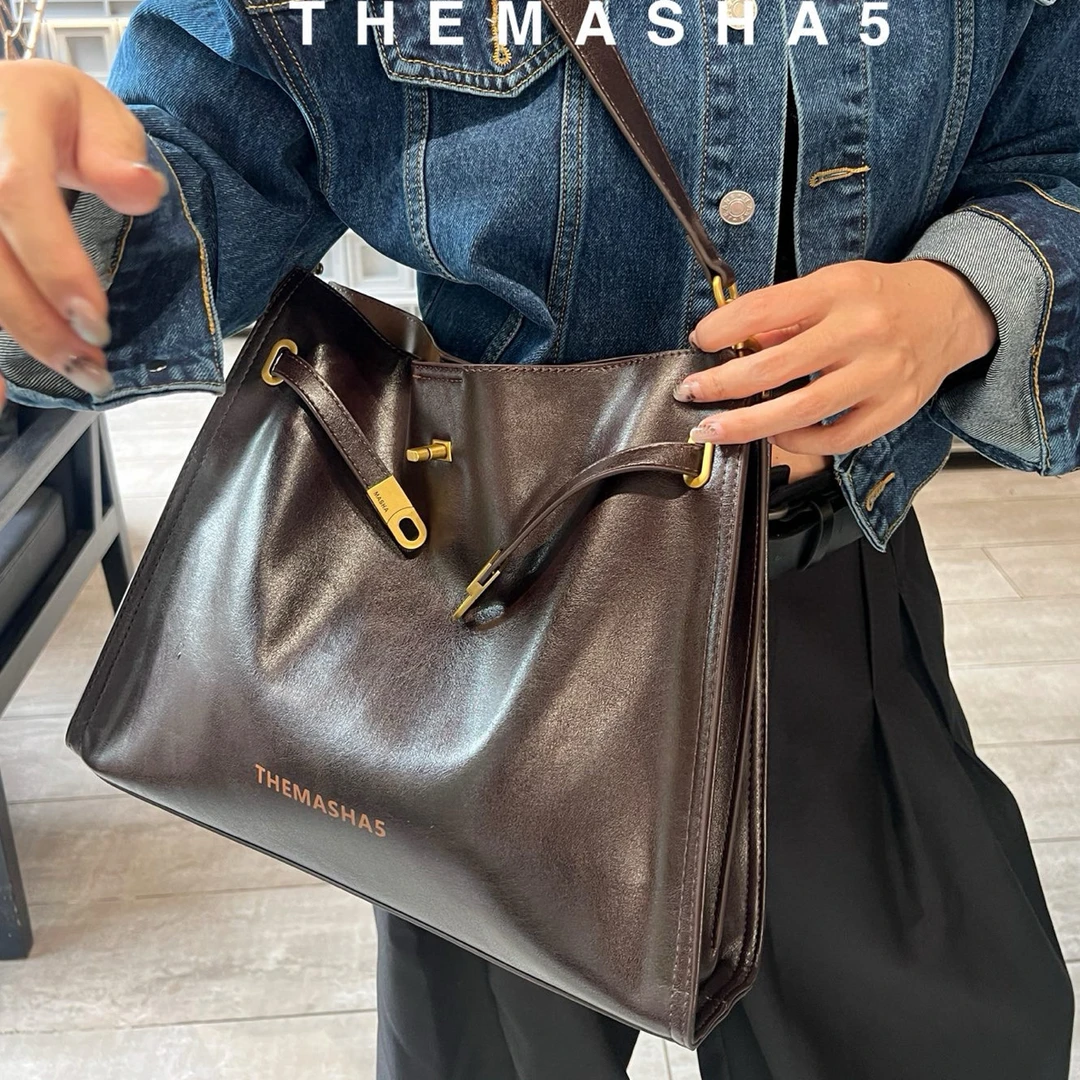 玛莎秋冬新款大容量休闲慵懒风包包时髦复古洋气挂饰百搭斜挎休闲