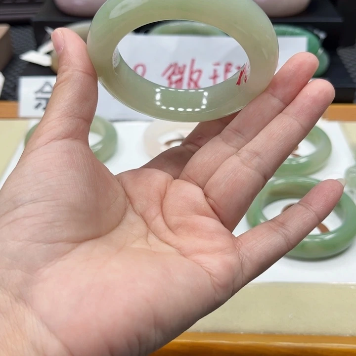 石英质玉手镯未镶嵌斑**光