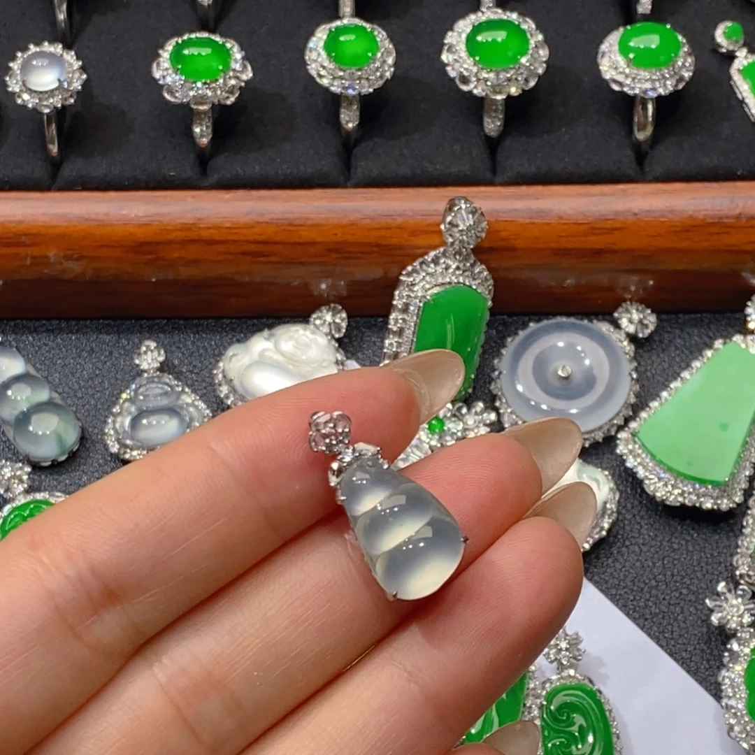 翡翠18K金镶嵌颈饰豆子