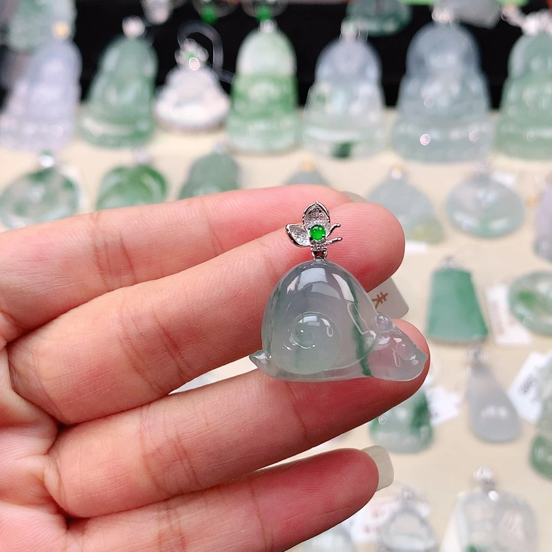 翡翠挂件18K金镶嵌蜗牛