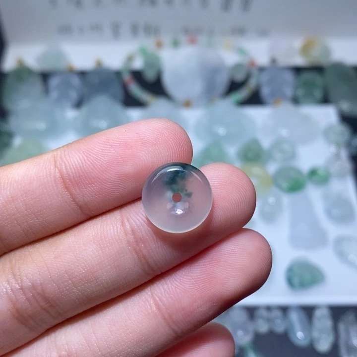 翡翠未镶嵌颈饰冰飘花肉扣