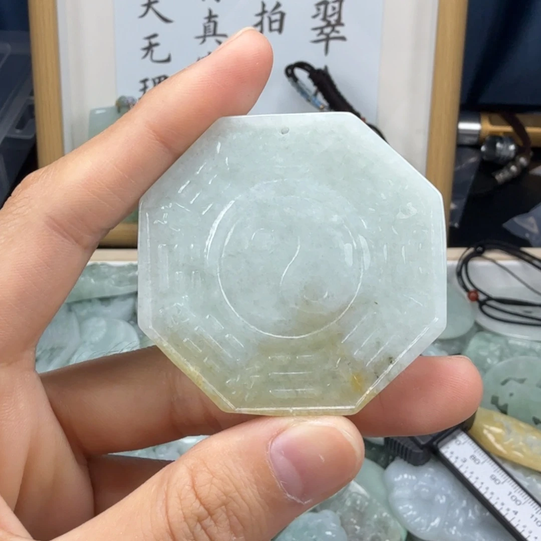 翡翠挂件未镶嵌翡翠