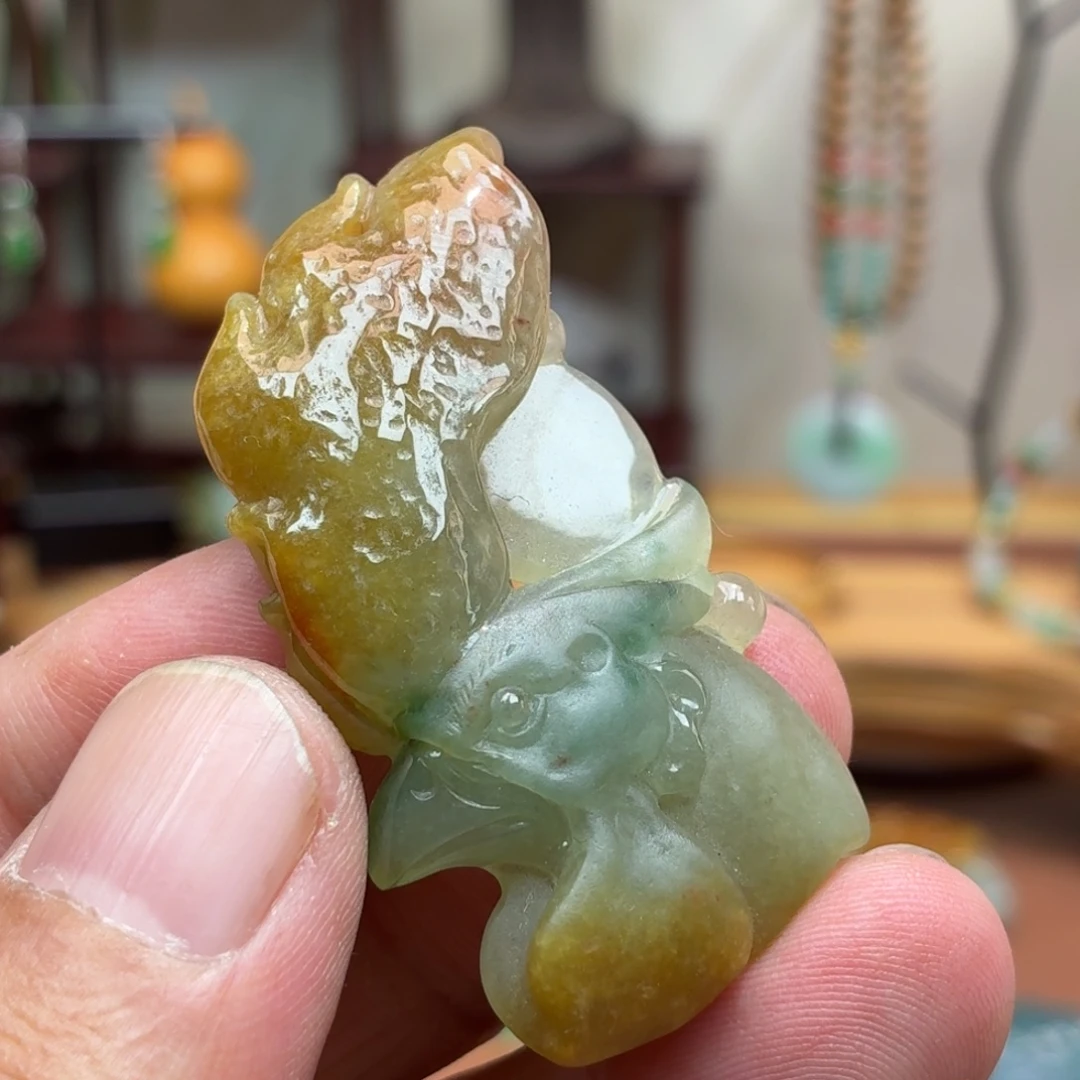 翡翠未镶嵌颈饰冠上加冠