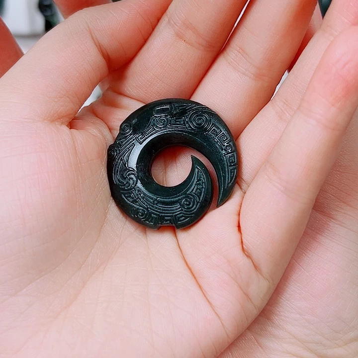 蛇纹石玉未镶嵌颈饰鲸*.