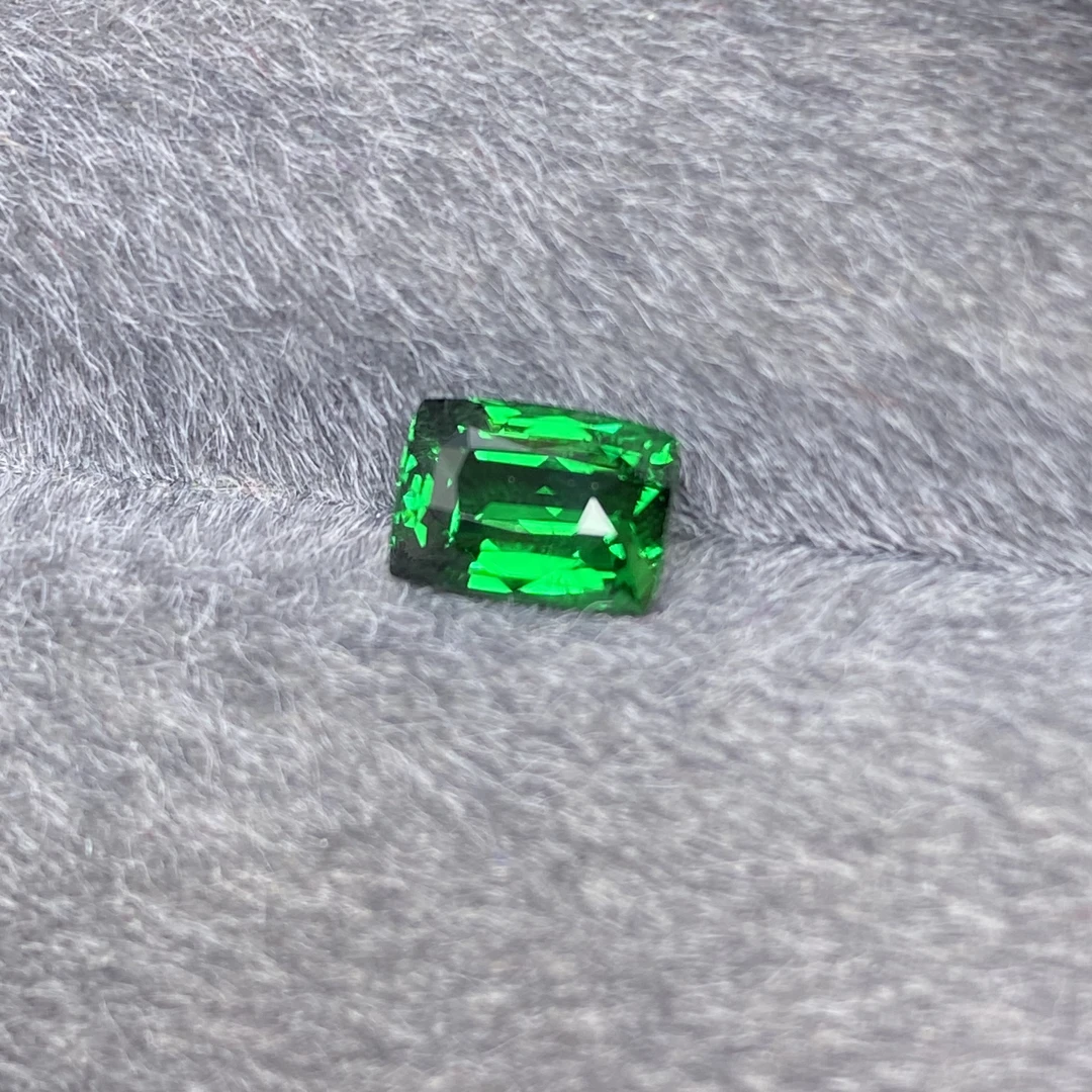 阿鲁沙卡扎尼沙弗莱石榴石1.54ct全净无瑕吉尔德证干净色标级