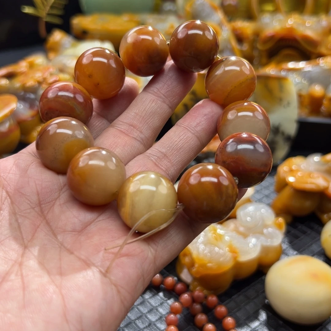 老***等石英质玉未镶嵌颈饰