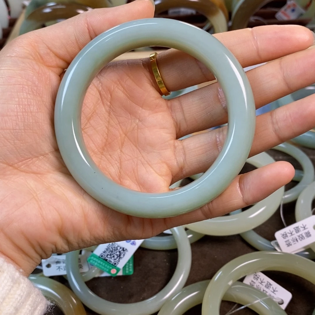 和田玉未镶嵌手镯