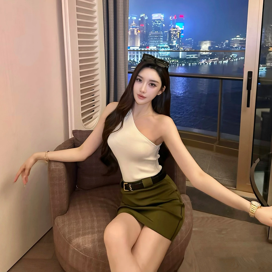 SX善喜米白色针织扭结斜领无袖背心T恤女修身弹力性感露肩短上衣
