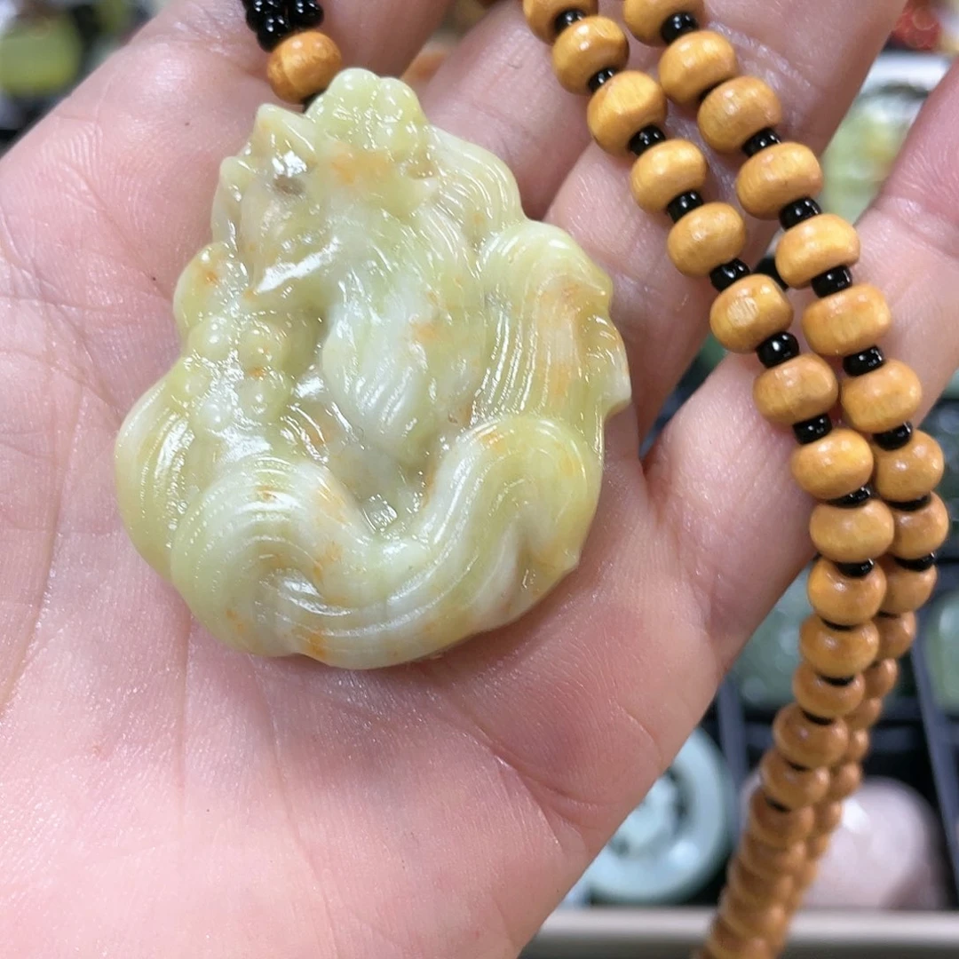 蛇纹石玉颈饰合金