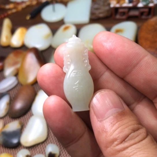 颈饰未镶嵌和田玉（糖玉）