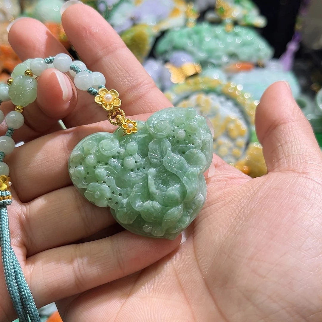 翡翠未镶嵌颈饰待编织