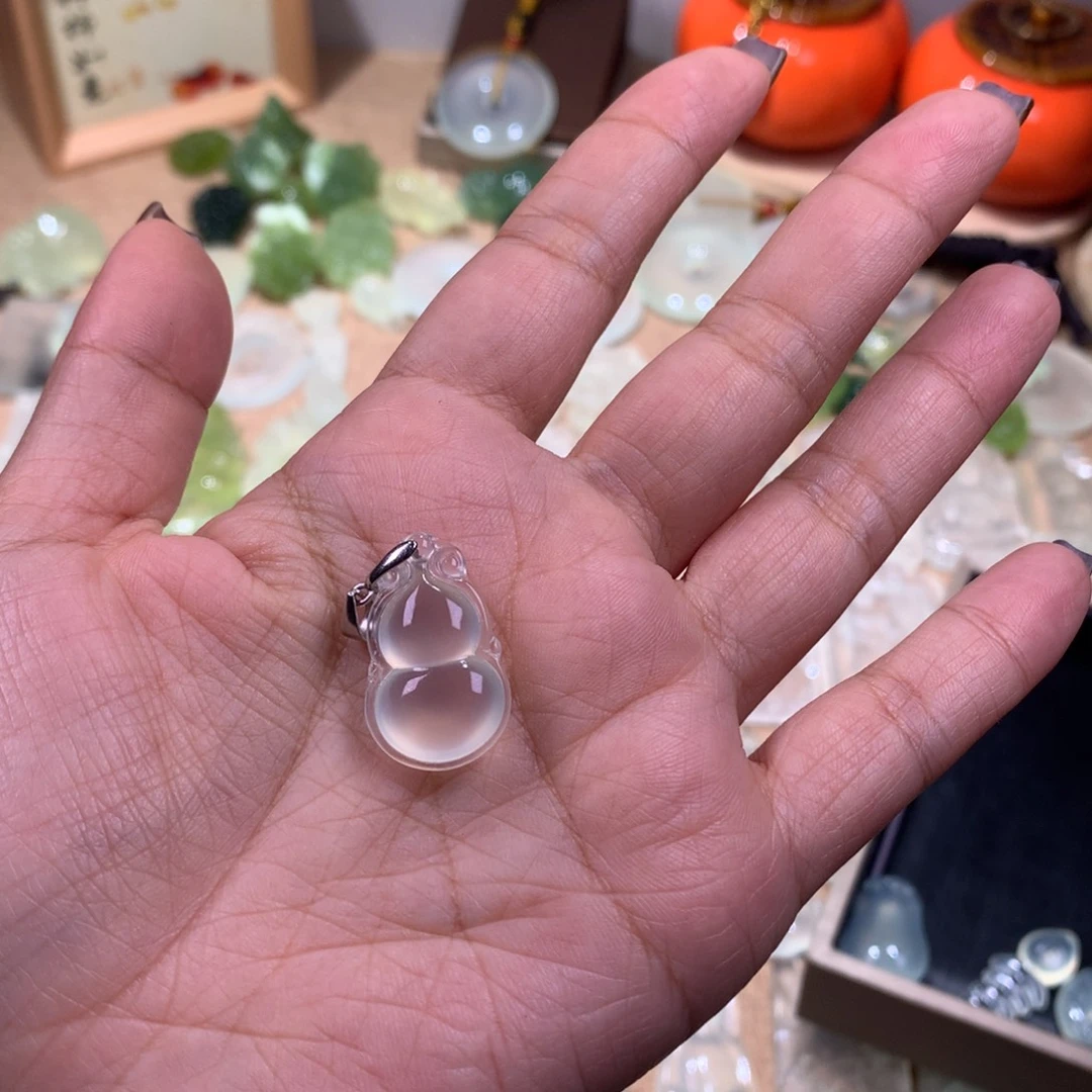 红***.蛇纹石玉未镶嵌颈饰