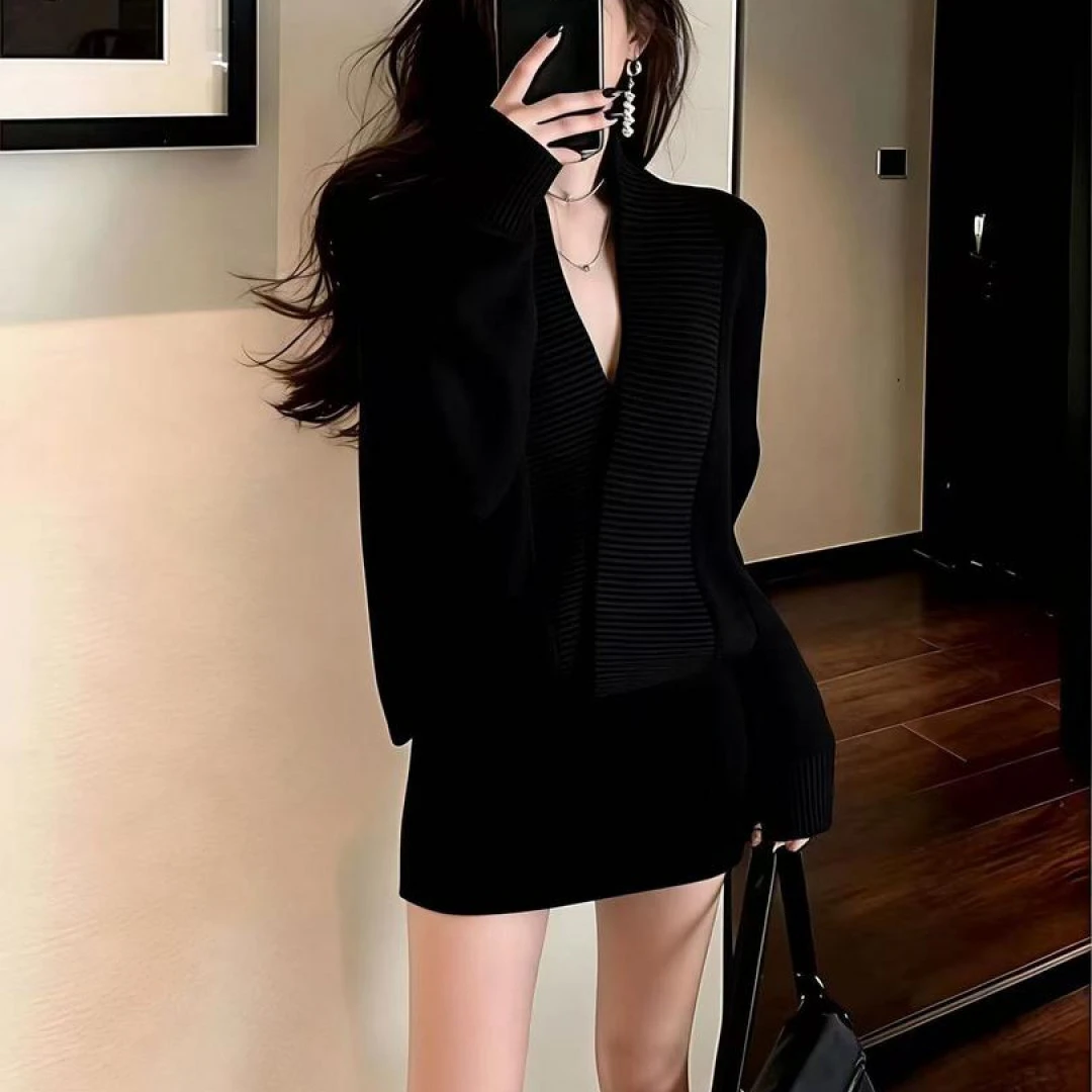 女包臀黑色连衣裙显瘦针织御姐风短裙V领高级感修身气质新款秋冬