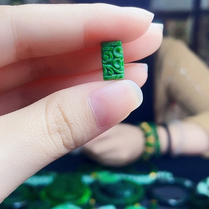 翡翠未镶嵌颈饰多样性