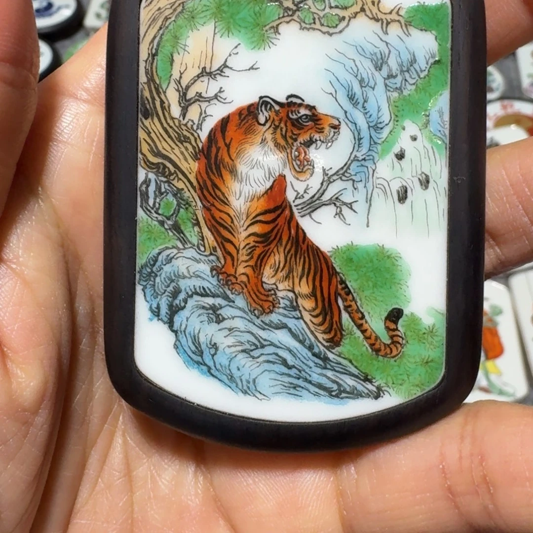 齐***春瓷片精品挂件一个