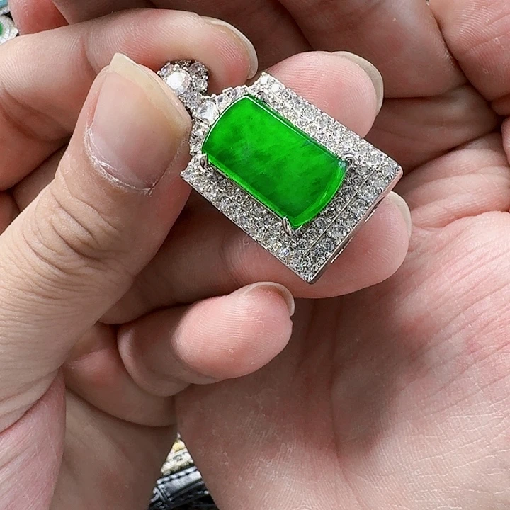 翡翠颈饰未镶嵌天然A货翡翠放漏