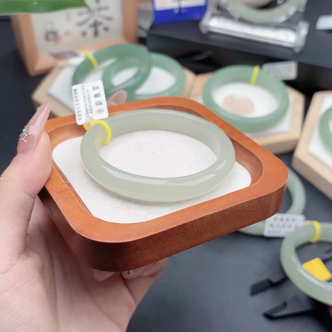 石英质玉未镶嵌手镯