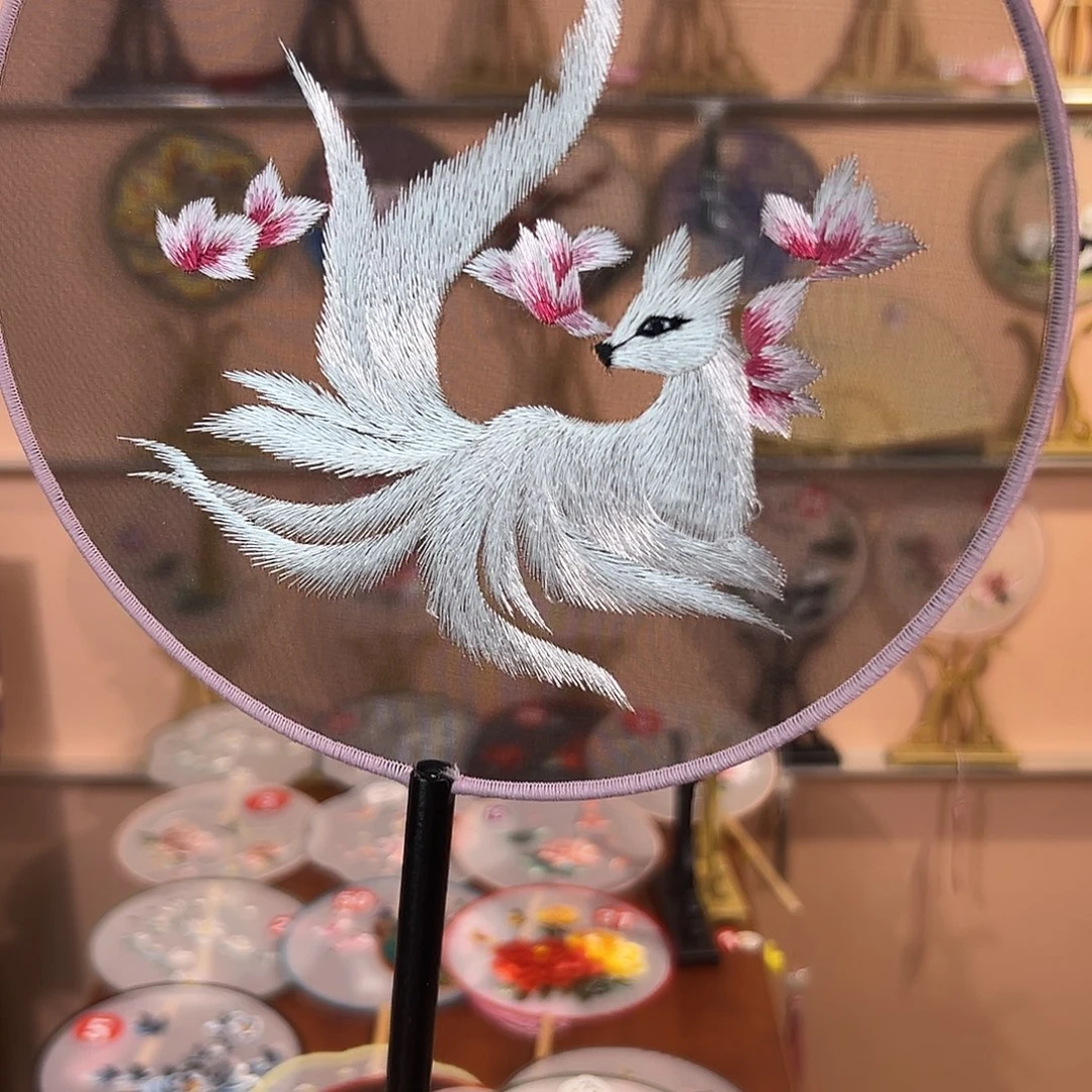 真丝刺绣团扇白狐