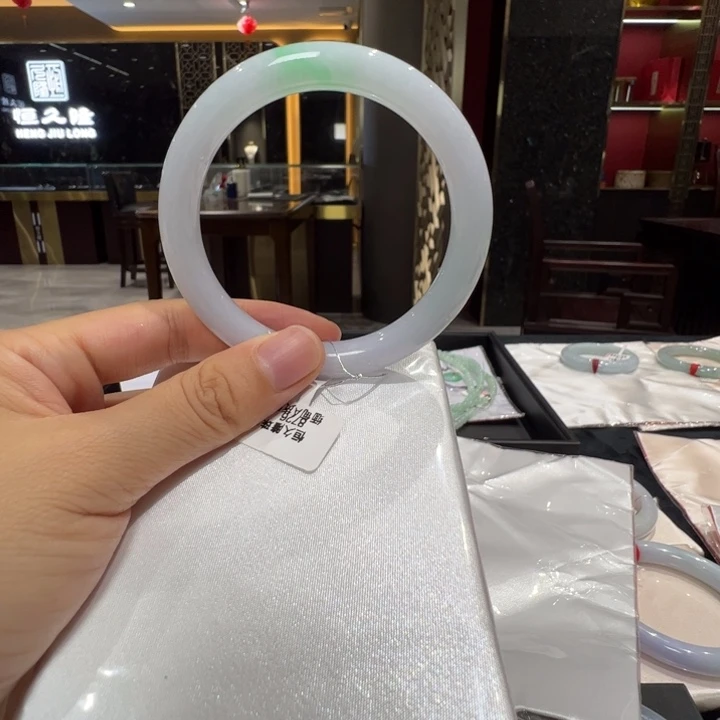 甜***蜜翡翠未镶嵌手镯飘绿57圆条福利不退不换