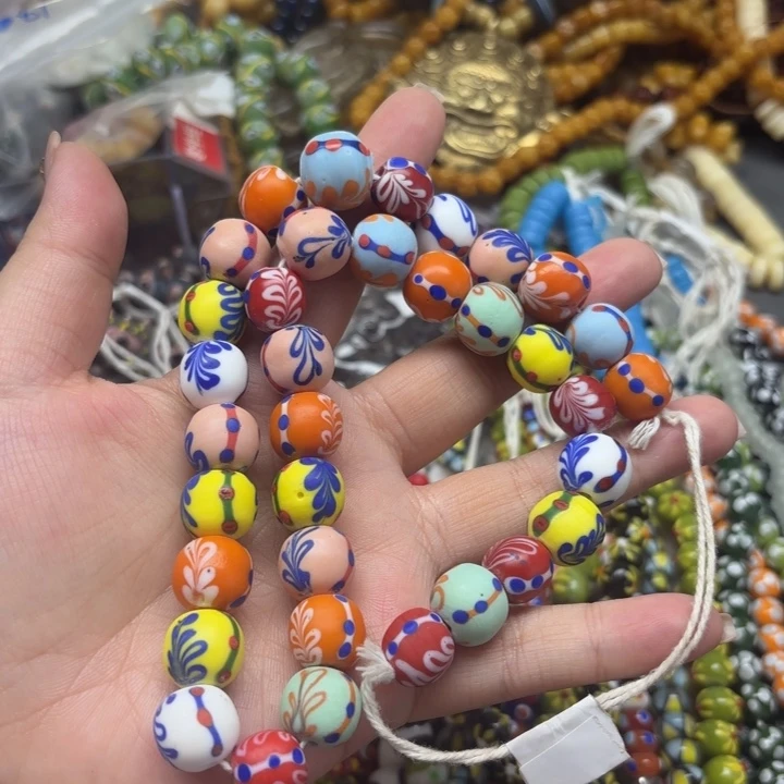 玻璃颈饰一条，喊我选