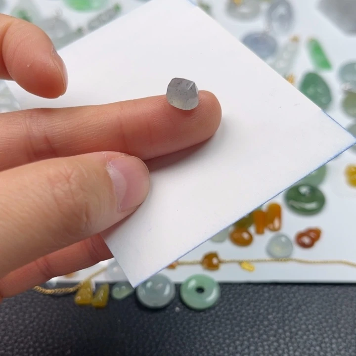 翡翠未镶嵌颈饰乌鸡切割面