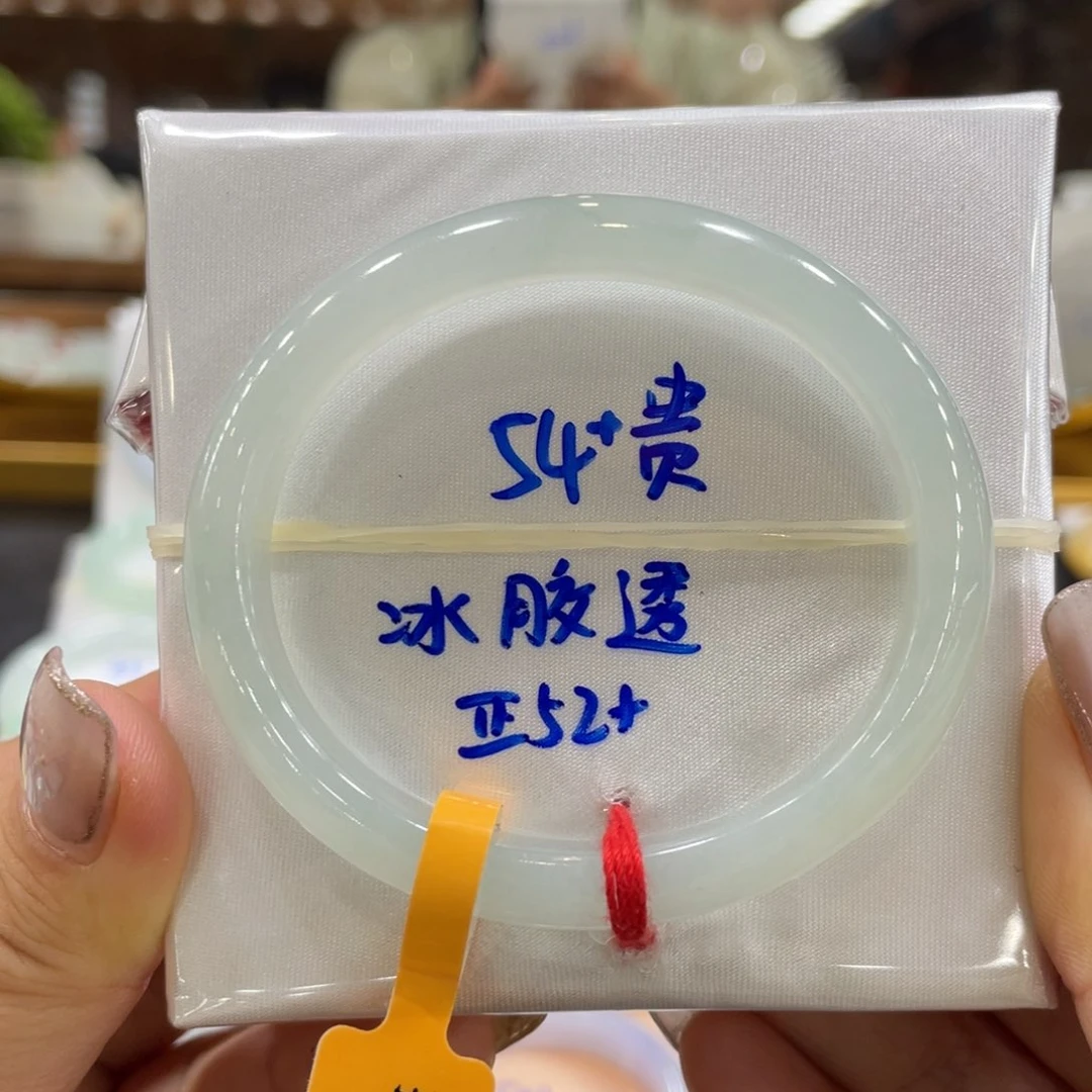 翡翠手镯未镶嵌翡翠