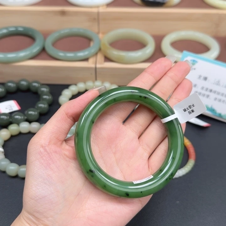 未镶嵌手镯和田玉阳绿