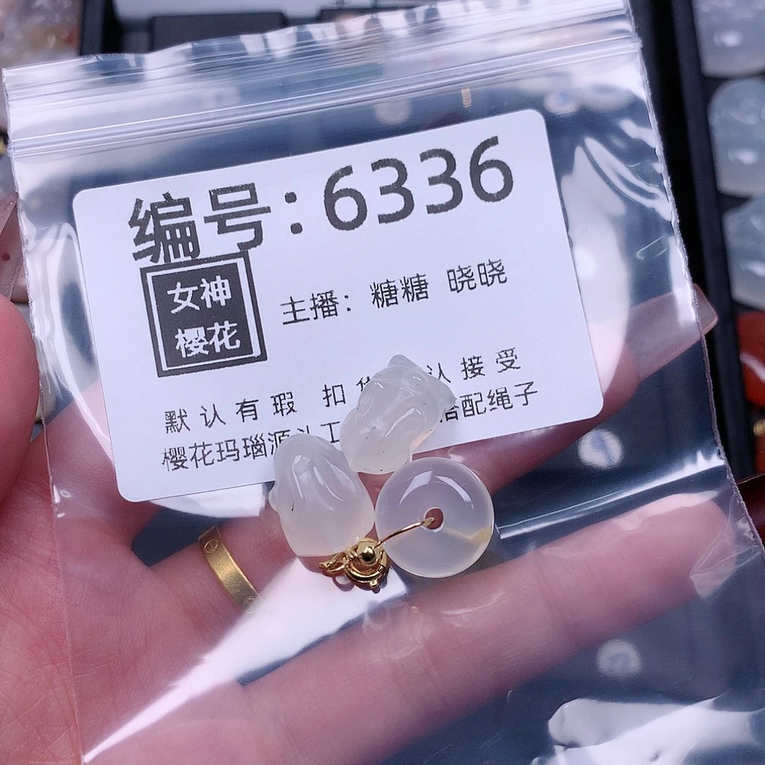 玛瑙/玉髓颈饰合金刘**妇