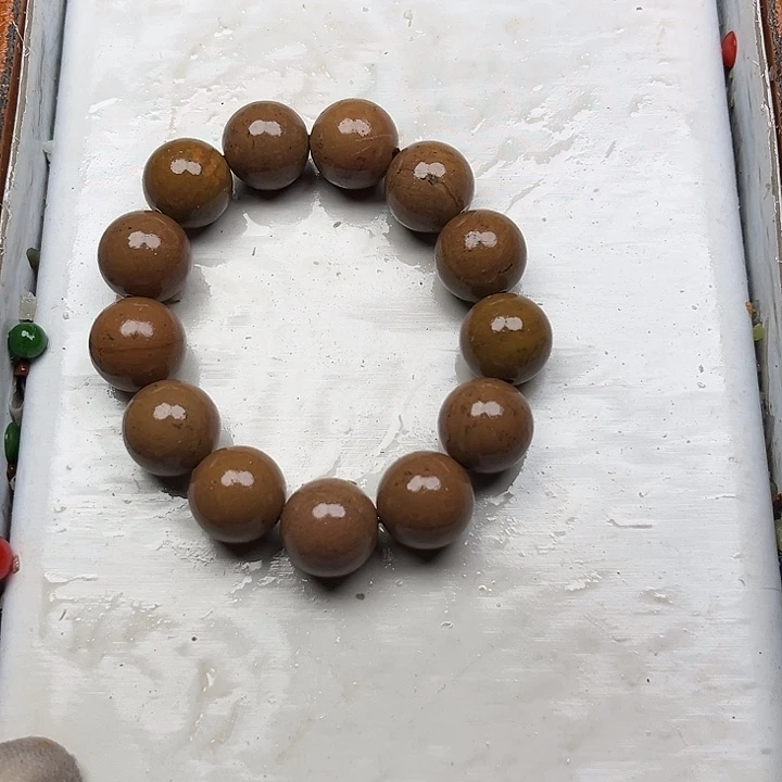 未镶嵌透闪石质玉珠宝奇石