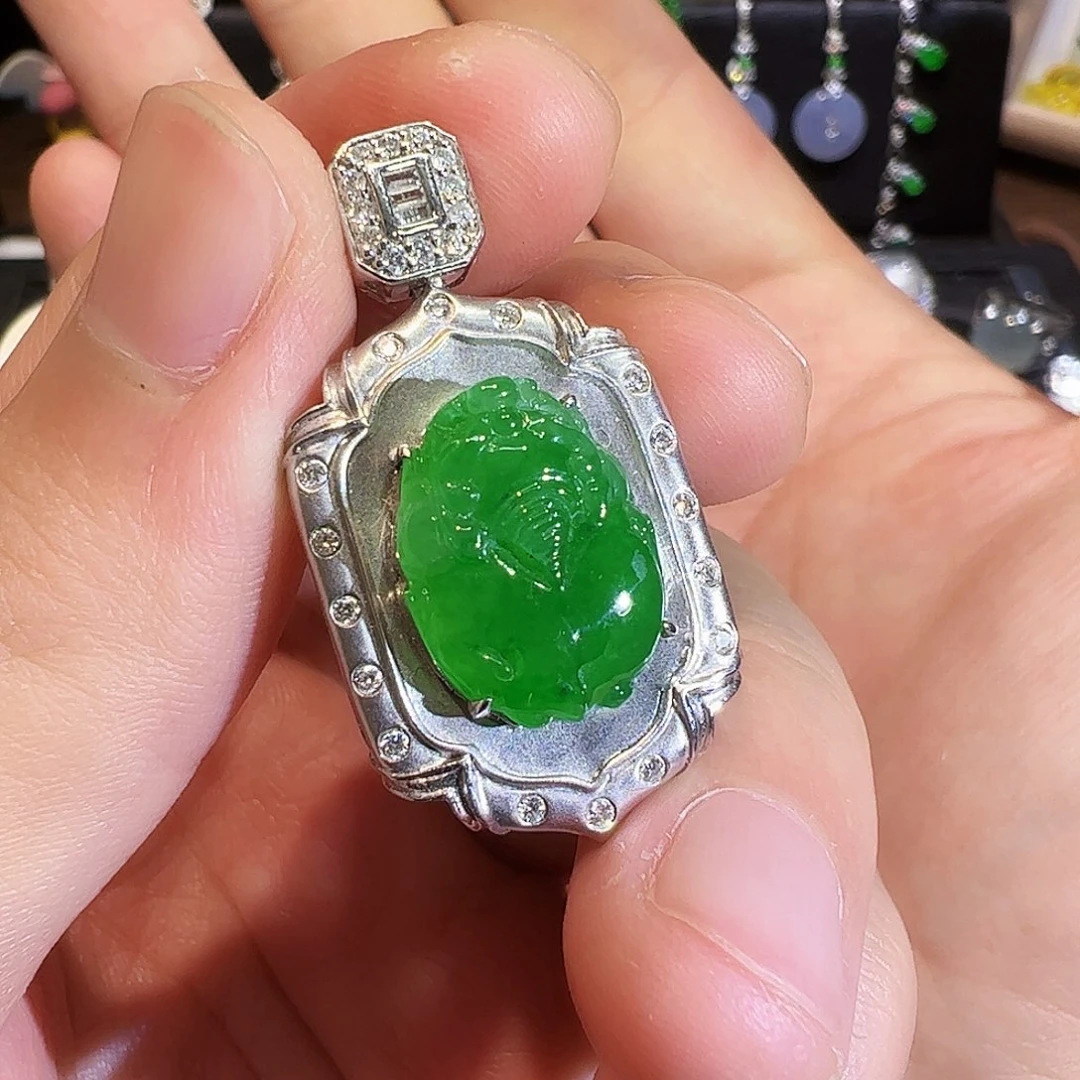 翡翠颈饰18K金镶嵌貔貅