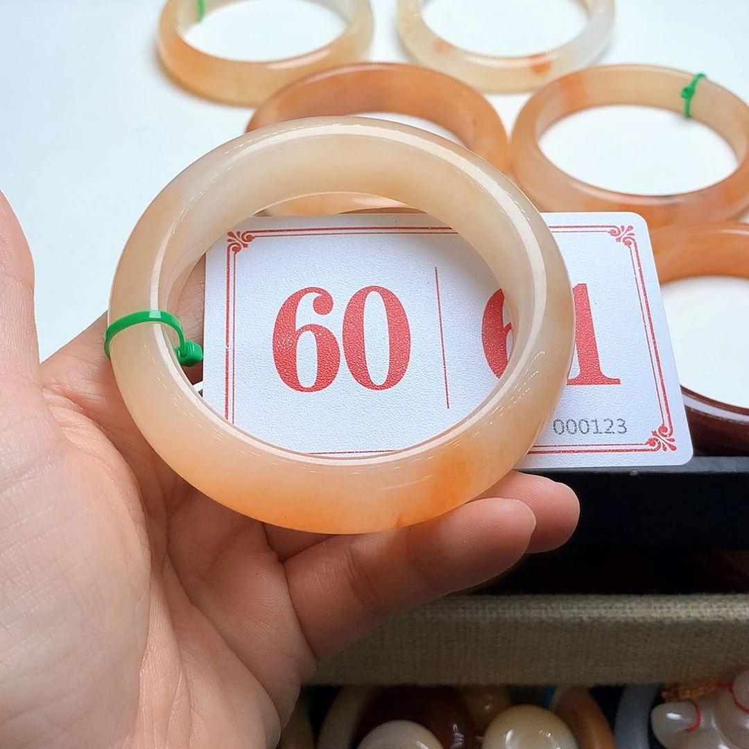 未镶嵌石英质玉（黄龙玉）手镯