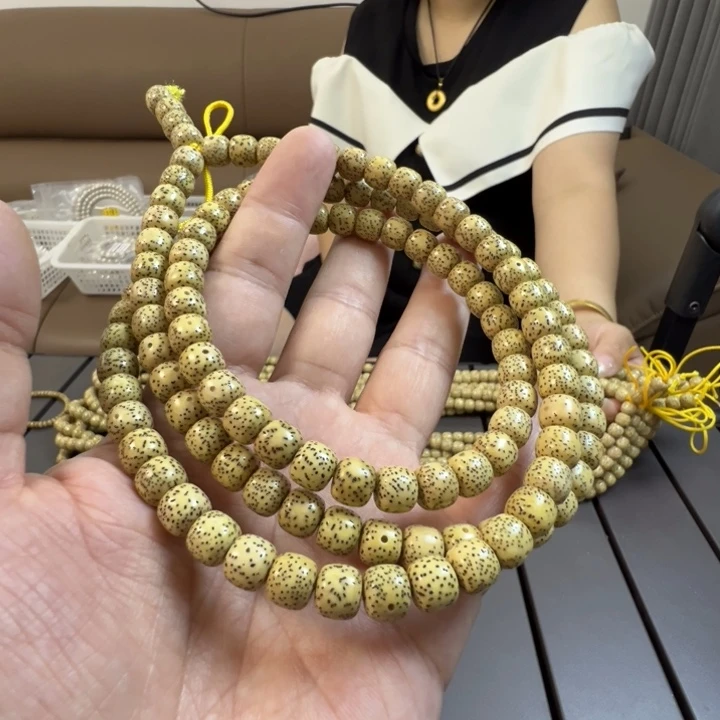 星月菩提吊坠鸡油黄9×8左右108颗